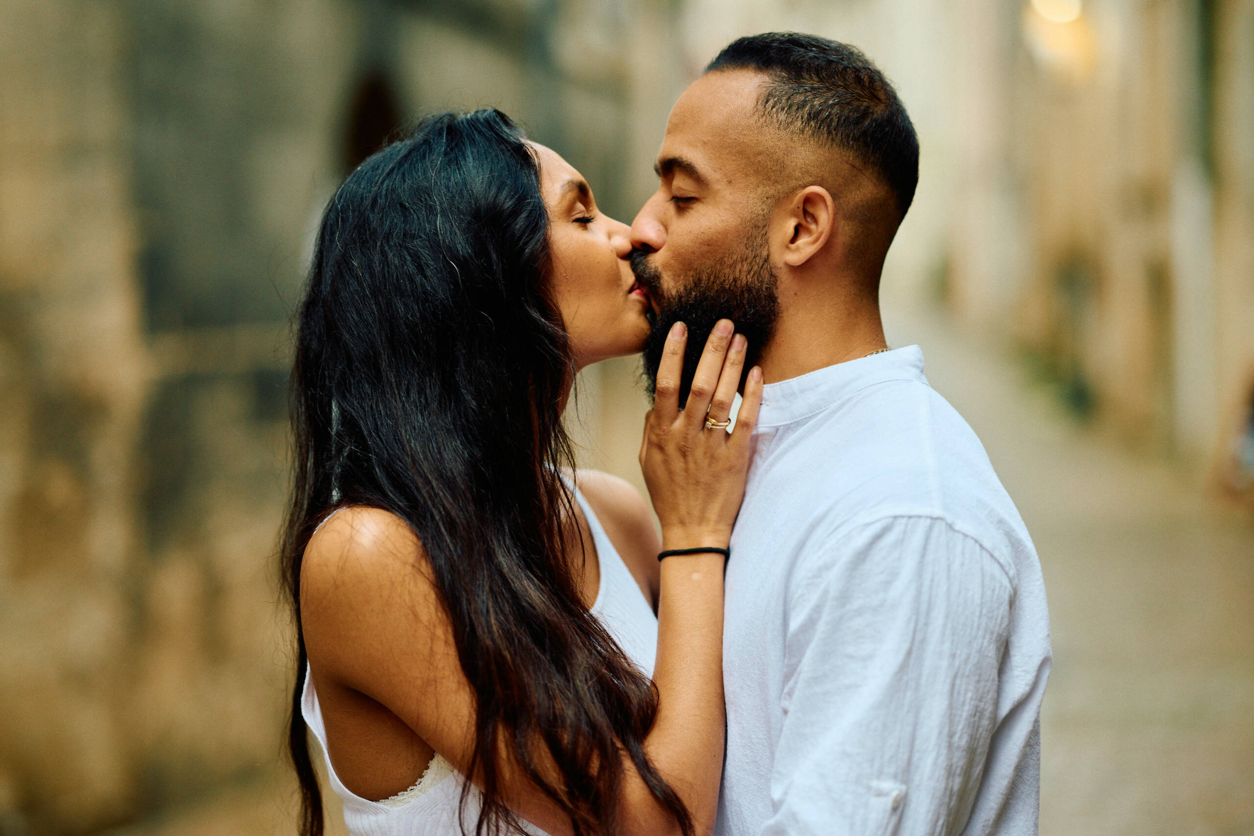 Shooting photo d’un couple romantique à Dole, capturé par Nicolas Vieille dans un cadre naturel et élégant.